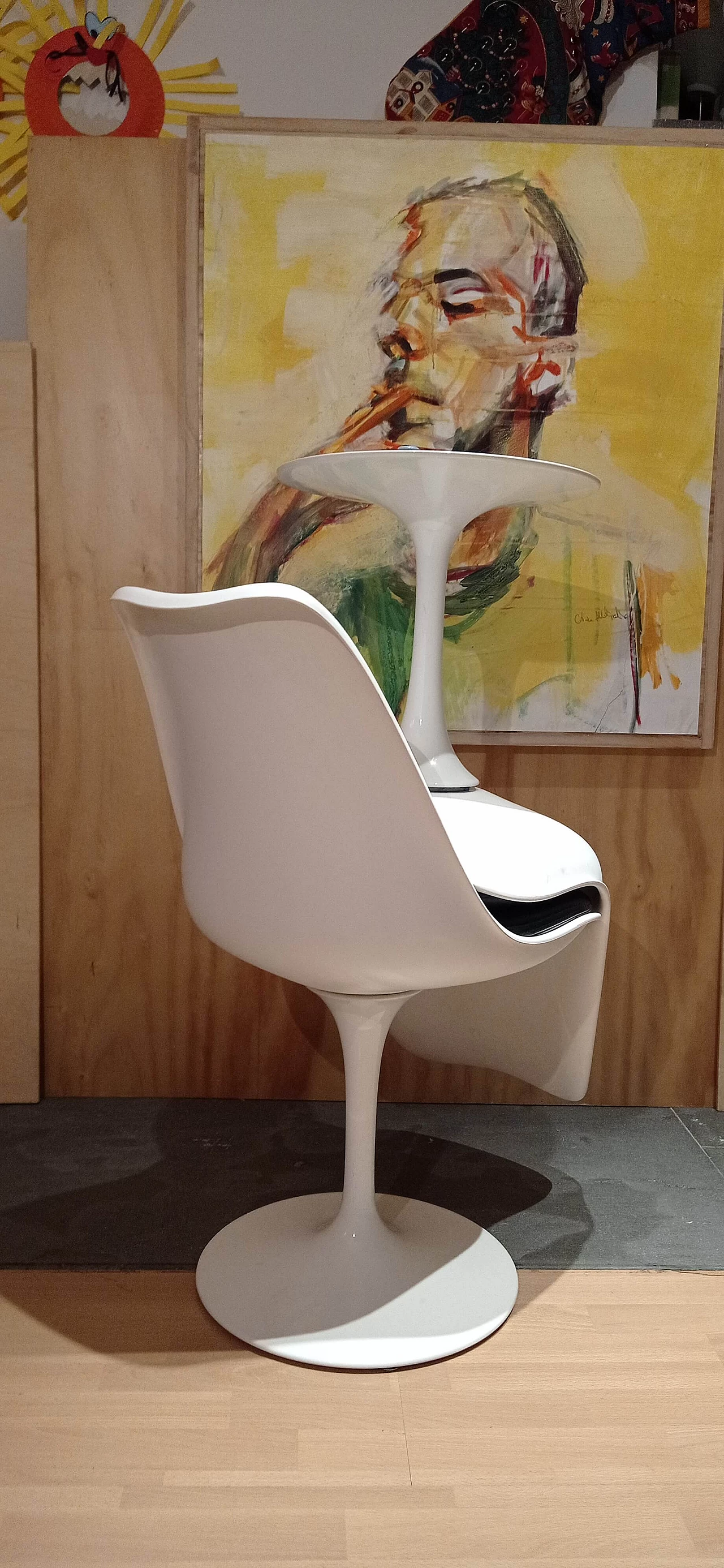 Pair of white Tulip 769-S chairs with black leather cushion by Eero Saarinen for Alivar, 1990s 107