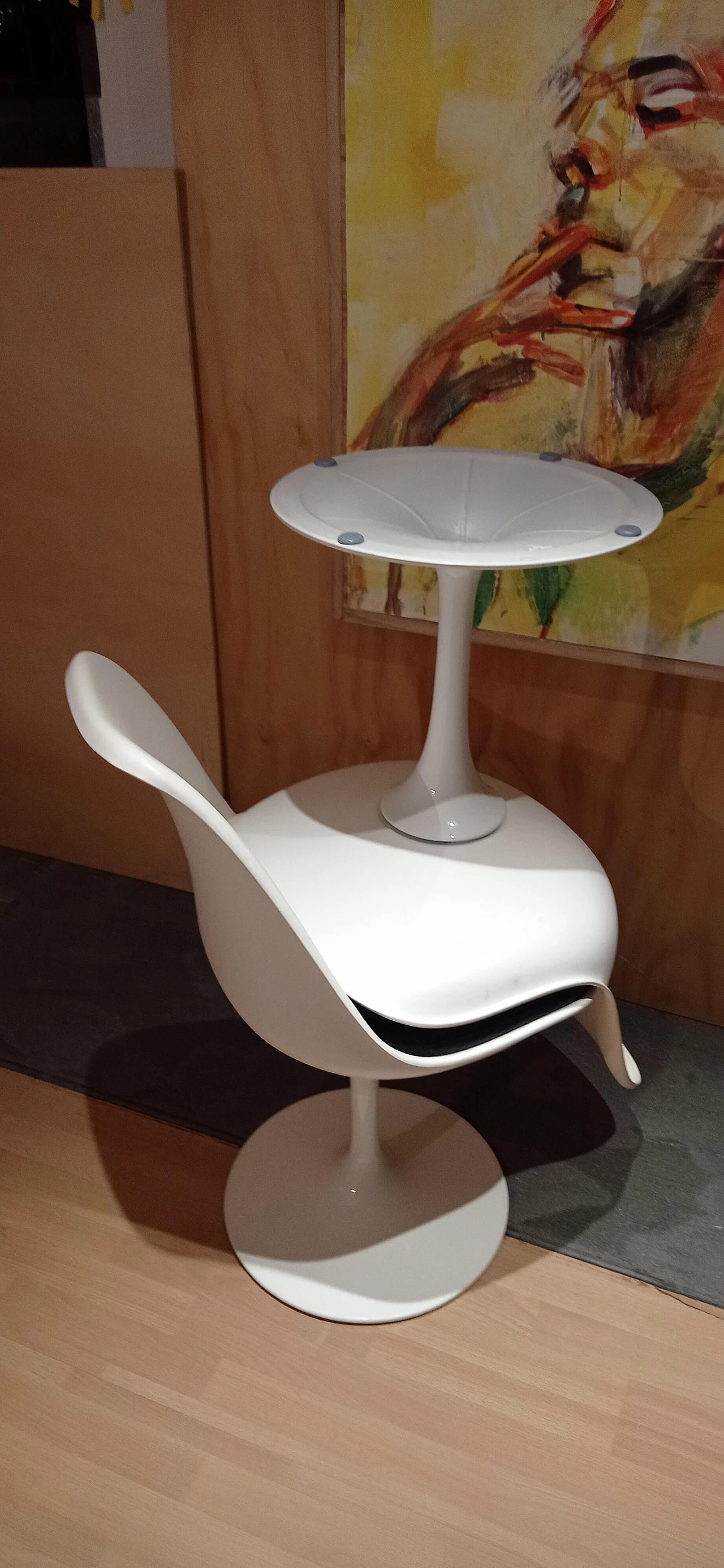 Pair of white Tulip 769-S chairs with black leather cushion by Eero Saarinen for Alivar, 1990s 109