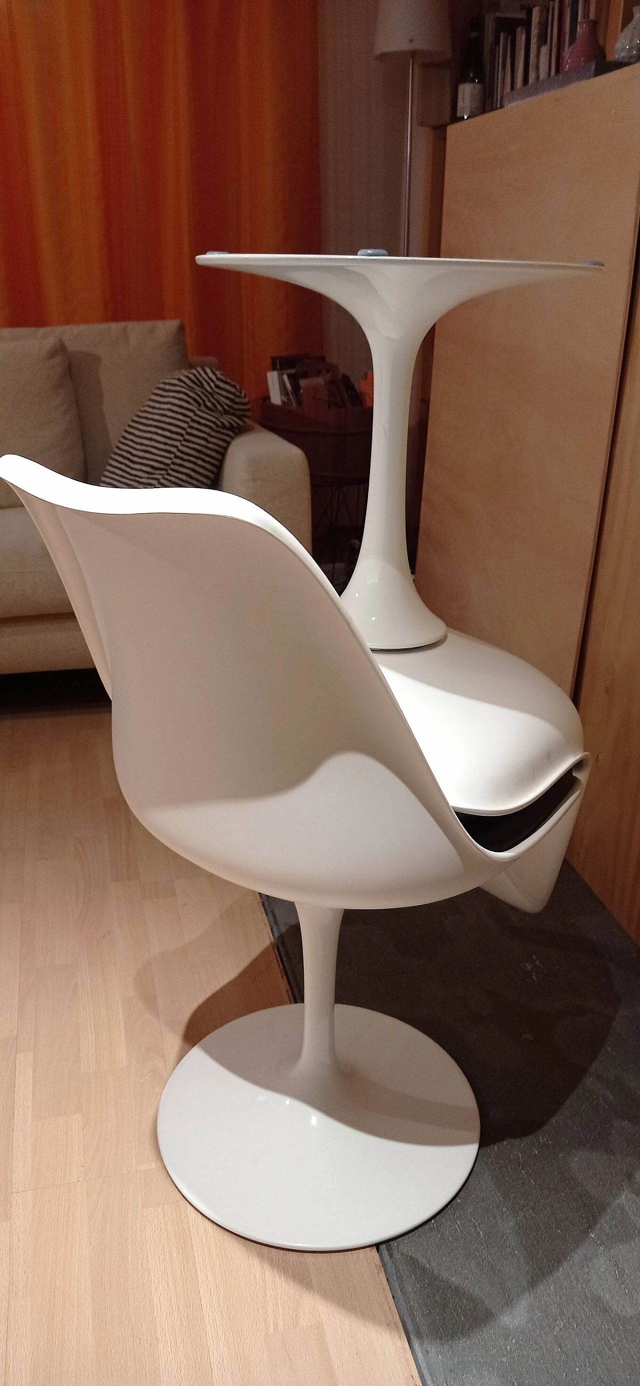 Pair of white Tulip 769-S chairs with black leather cushion by Eero Saarinen for Alivar, 1990s 115