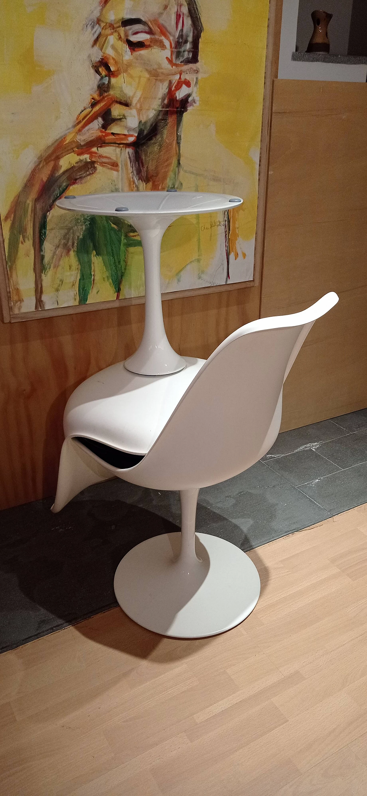 Pair of white Tulip 769-S chairs with black leather cushion by Eero Saarinen for Alivar, 1990s 118