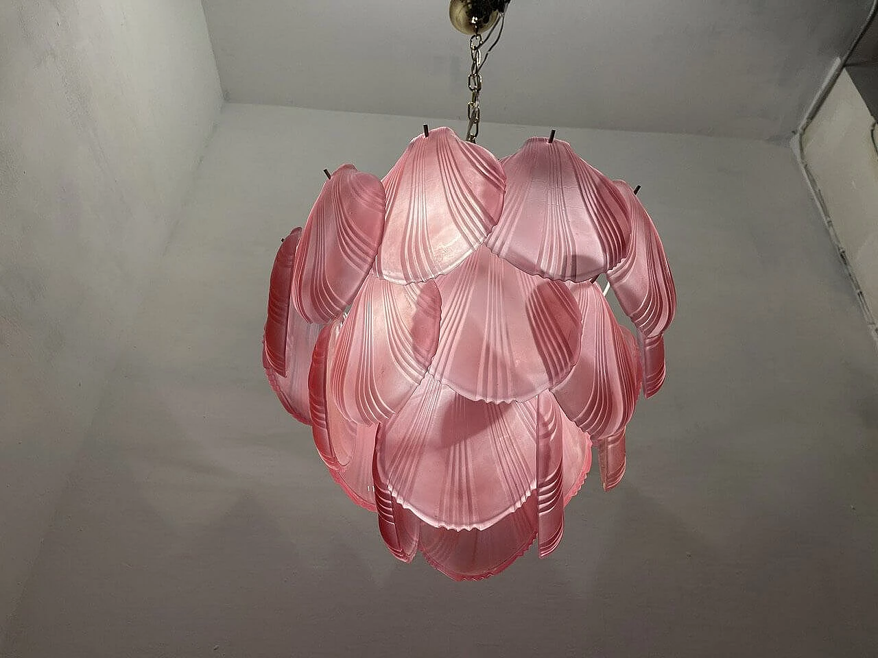 Chandelier with shell-shaped diffusers in pink glass, 1980s 10