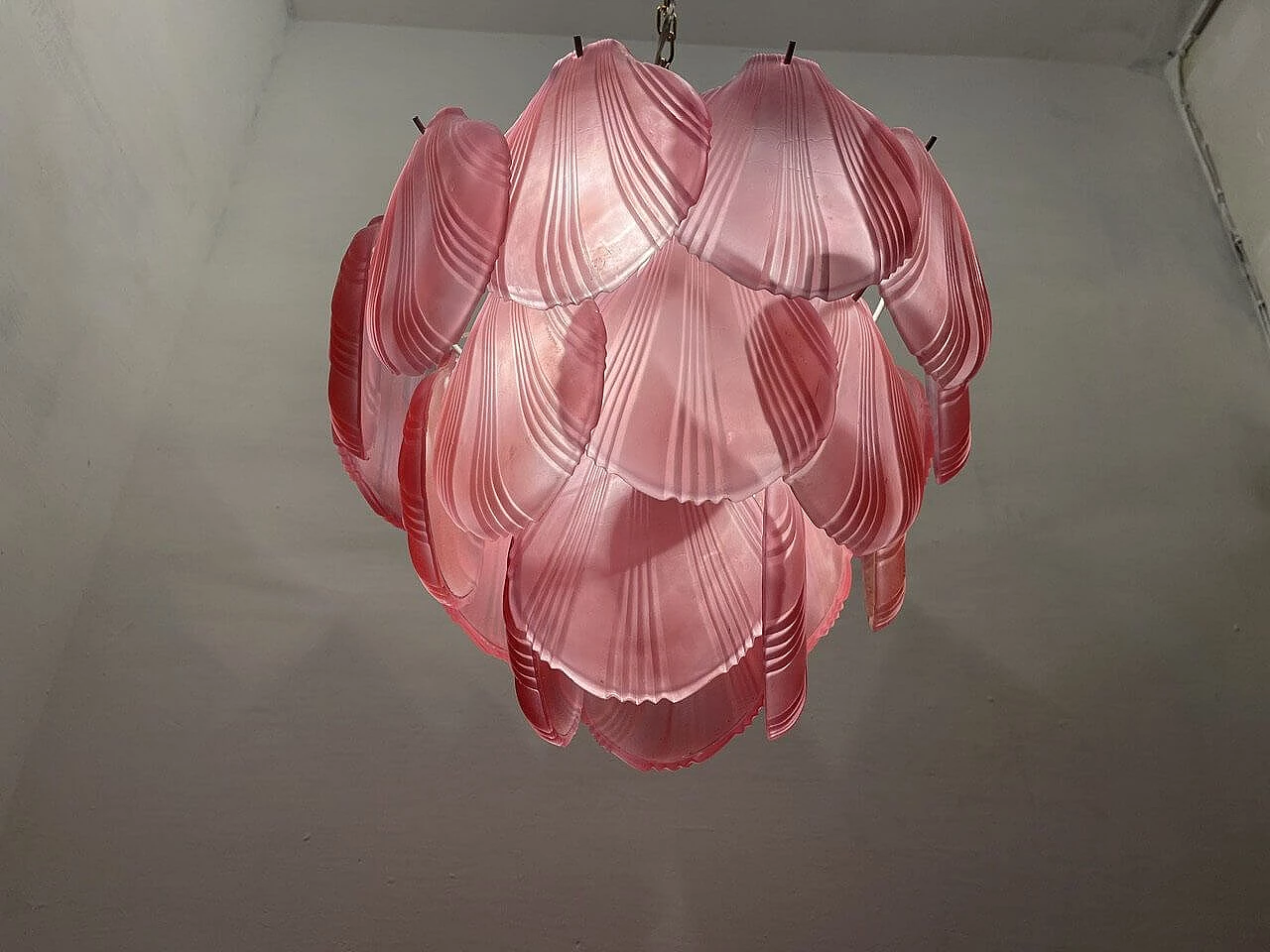 Chandelier with shell-shaped diffusers in pink glass, 1980s 12