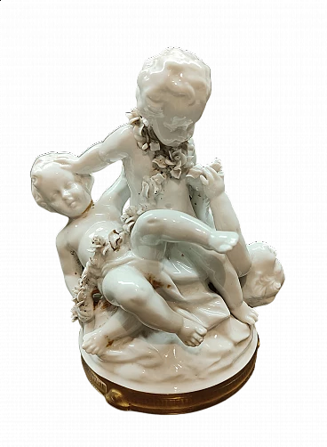 Gruppo di tre amorini (primavera), porcellana di Capodimonte, anni '50