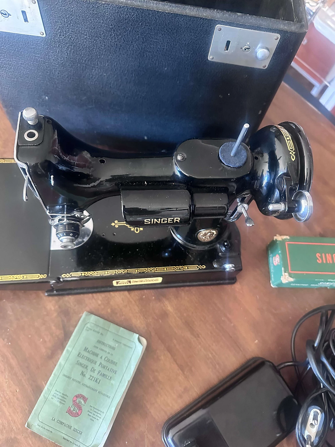 Singer 221K1 portable sewing machine, 1940s 12