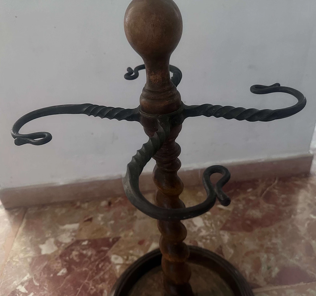 Wooden umbrella stand with tirebouchon pole, early 20th century 10