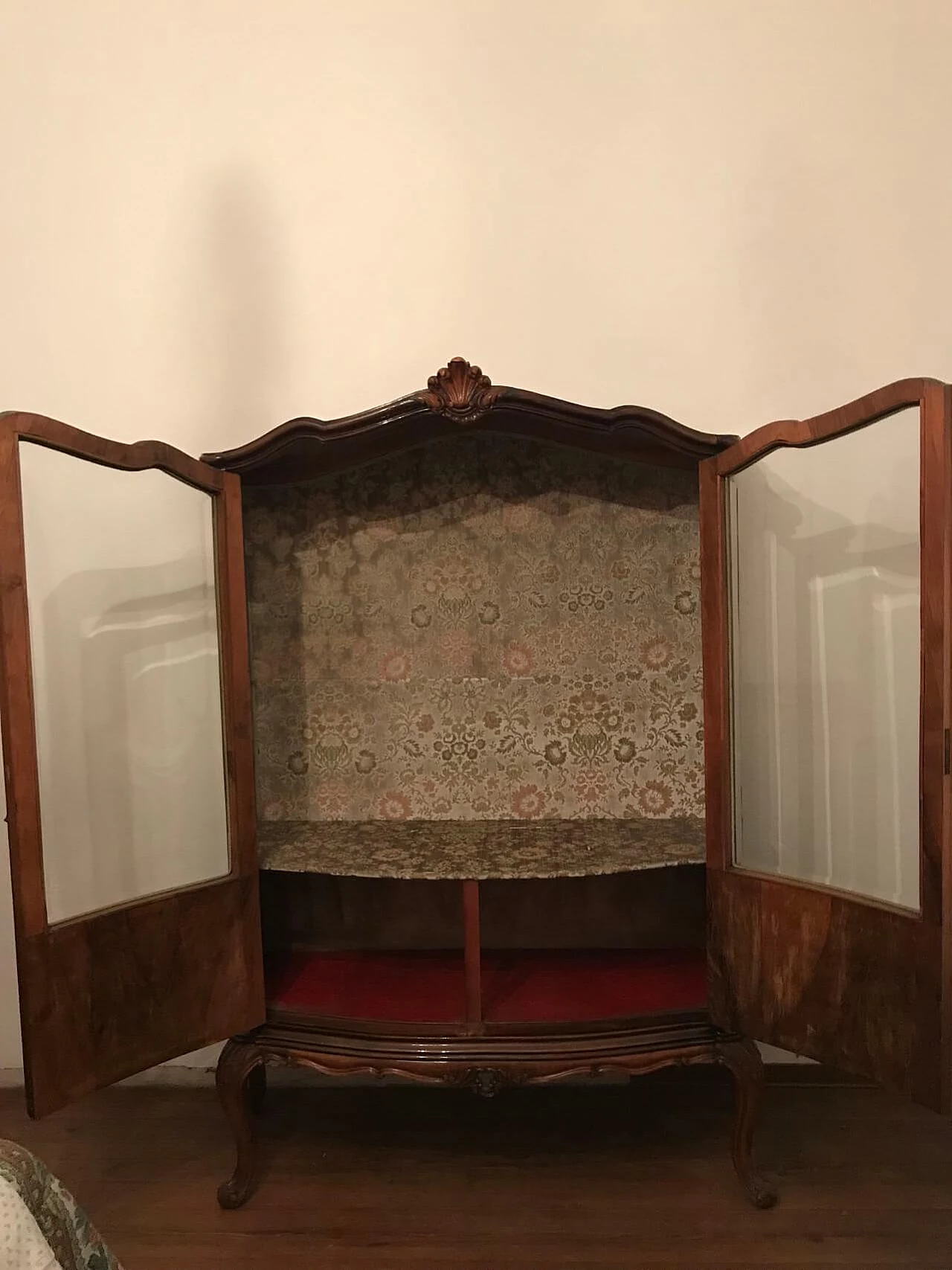 Rounded display case in briarwood with velvet damask back, early 20th century 2