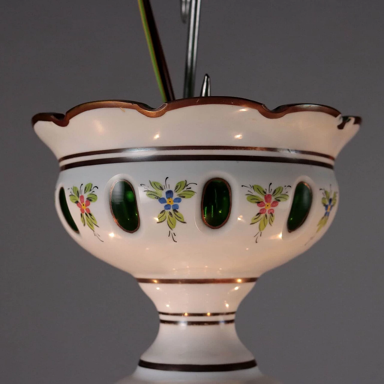 Lampadario in vetro di Boemia lattimo con motivi floreali dipinti 4