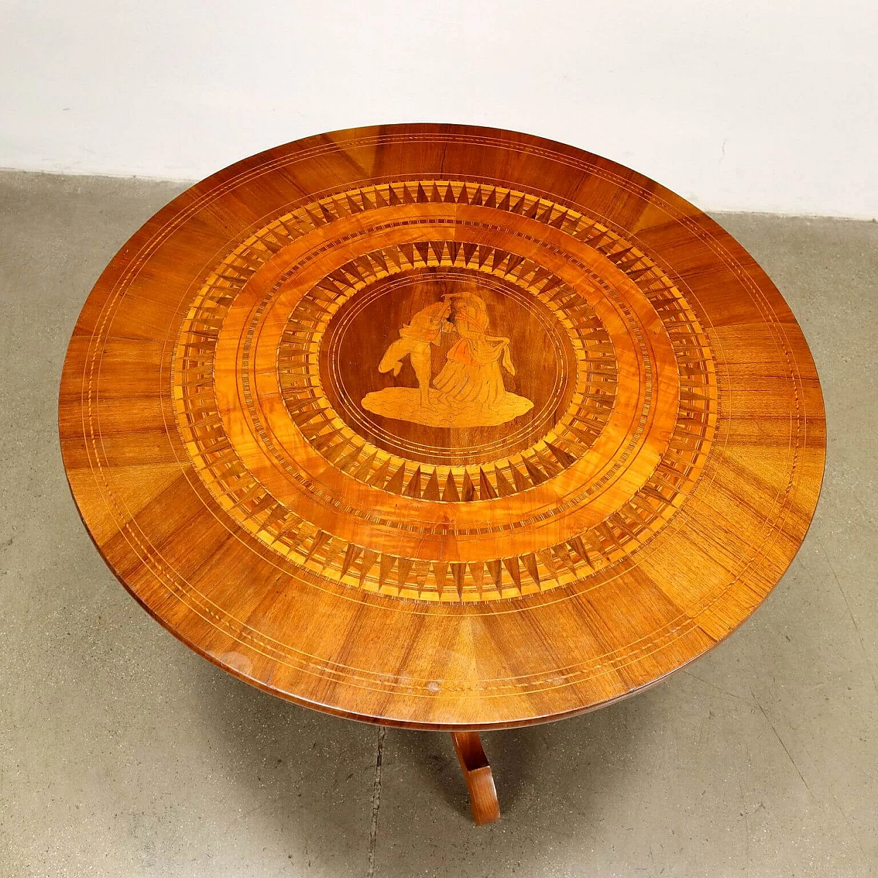 Tavolo rotondo di Rolo in legno intarsiato, metà '800 3