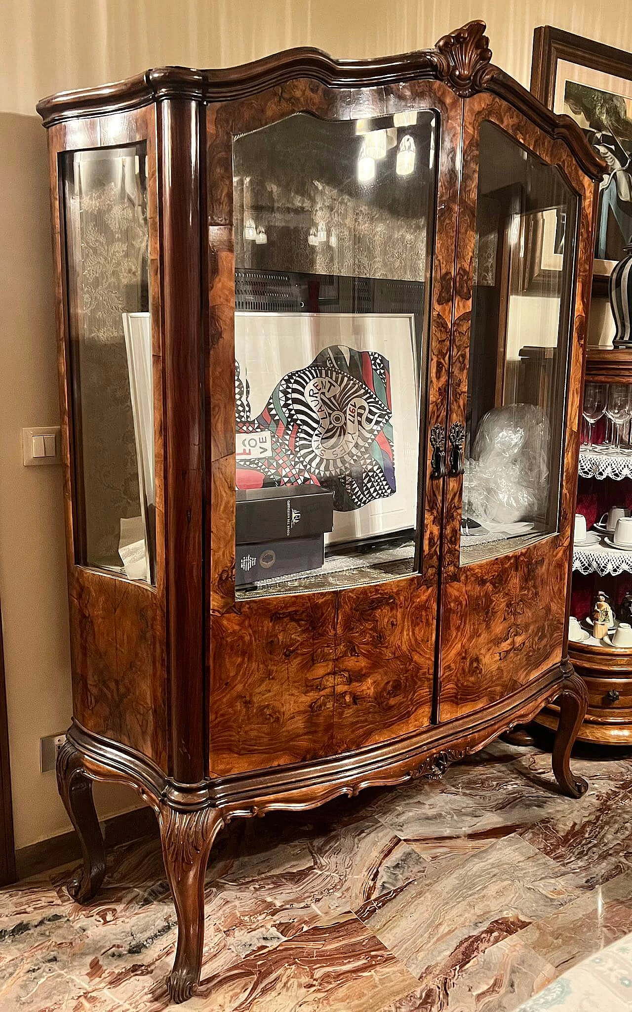 Rounded display case in briarwood with velvet damask back, early 20th century 4