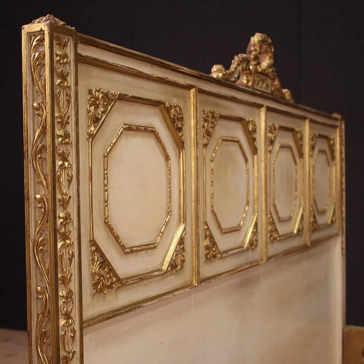 Letto matrimoniale in legno scolpito, laccato e dorato in stile Luigi XVI, anni '50 5