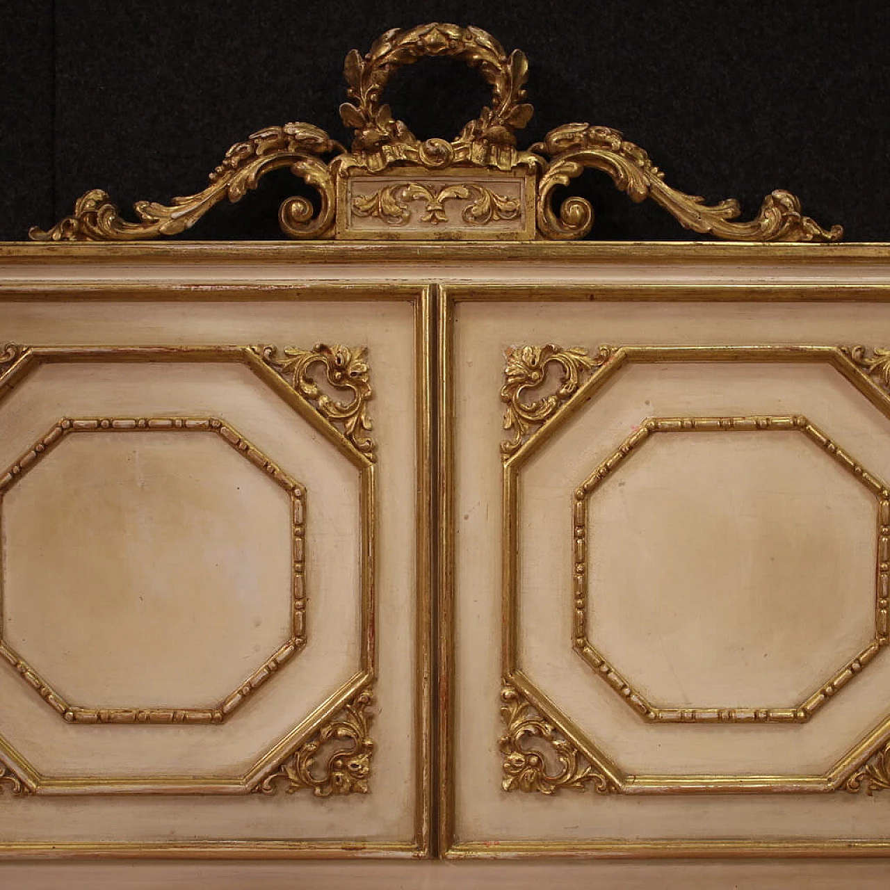 Letto matrimoniale in legno scolpito, laccato e dorato in stile Luigi XVI, anni '50 8