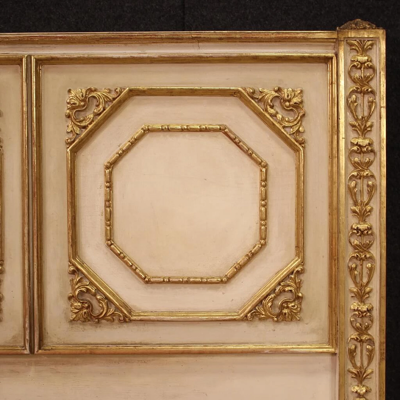 Letto matrimoniale in legno scolpito, laccato e dorato in stile Luigi XVI, anni '50 12