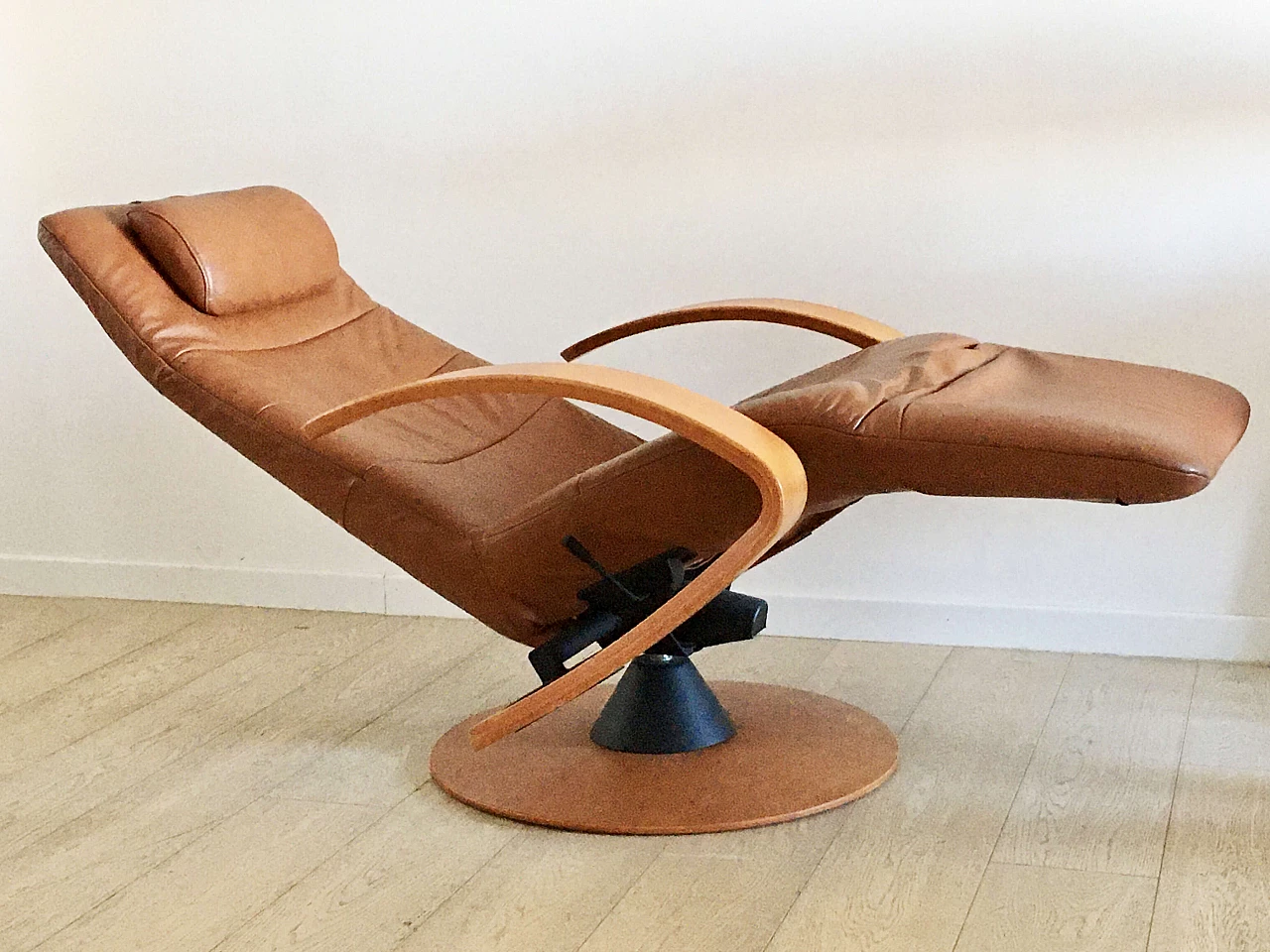 Zero Gravity leather relaxation armchair by Hjellegjerde 1