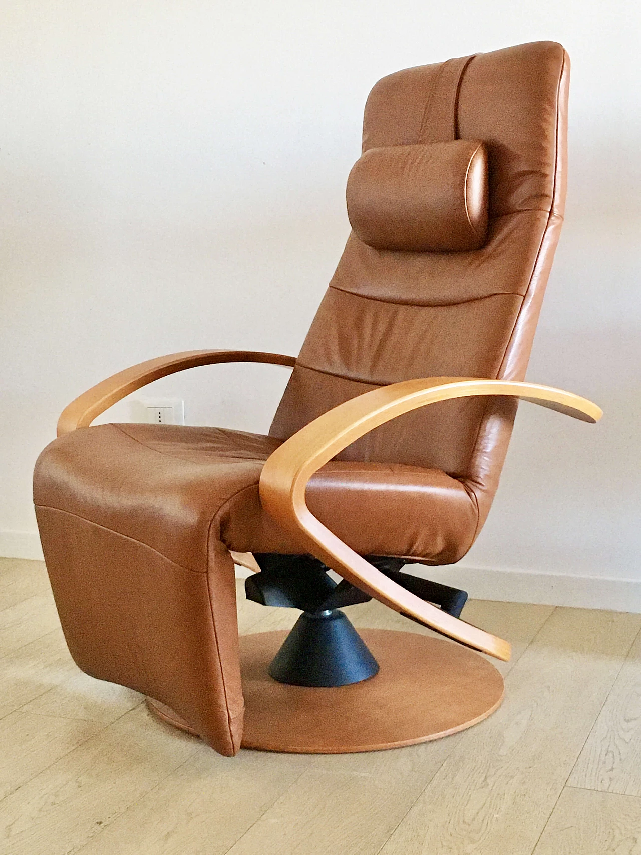 Zero Gravity leather relaxation armchair by Hjellegjerde 2