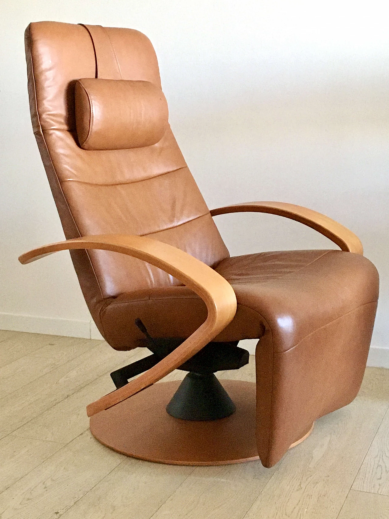Zero Gravity leather relaxation armchair by Hjellegjerde 3