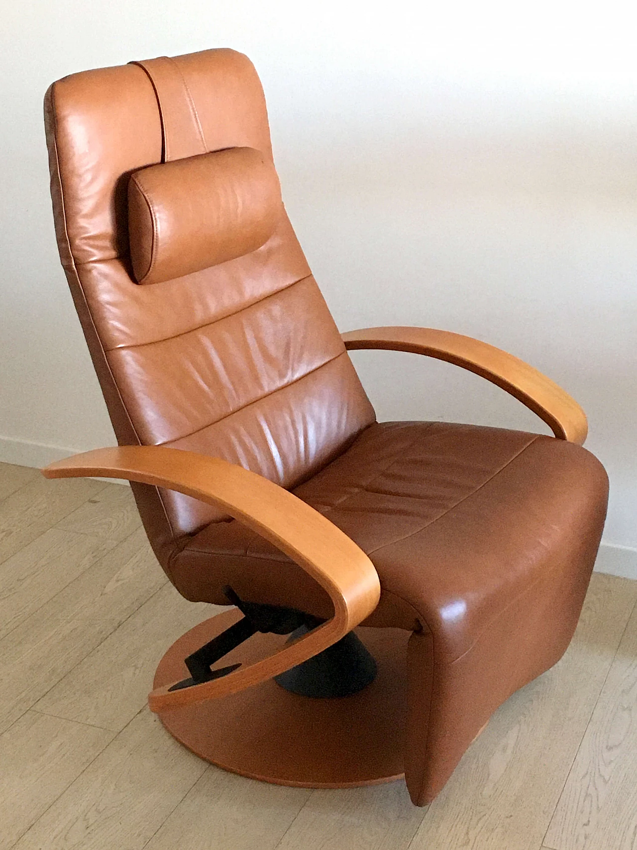 Zero Gravity leather relaxation armchair by Hjellegjerde 4