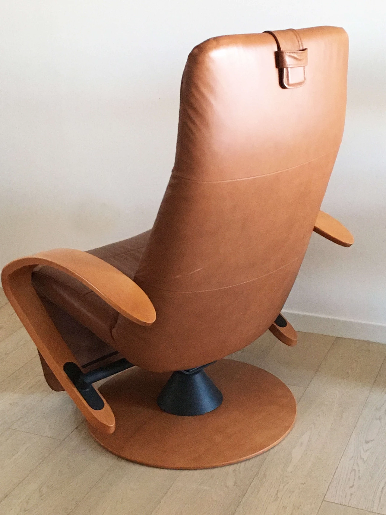 Zero Gravity leather relaxation armchair by Hjellegjerde 5