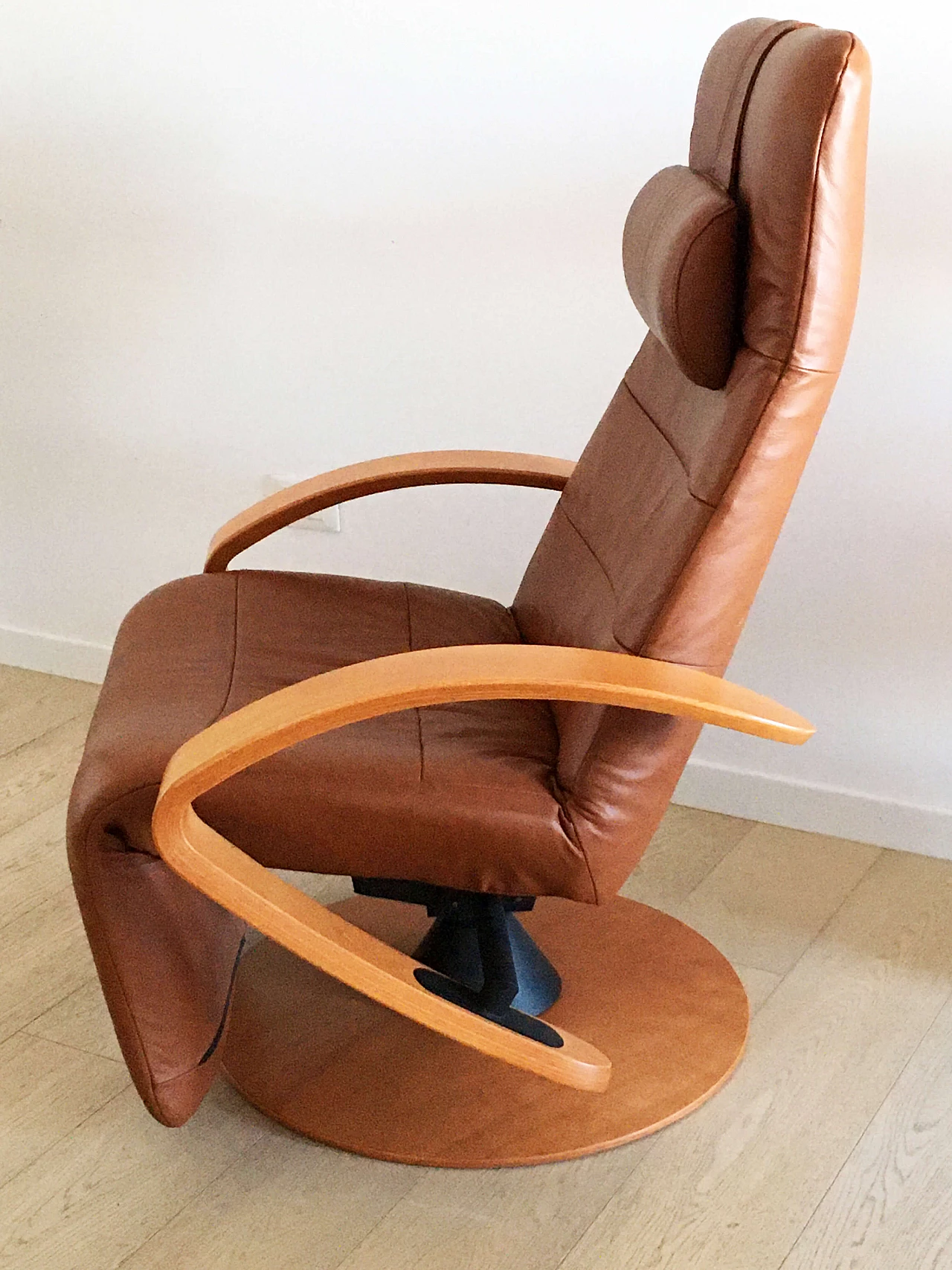 Zero Gravity leather relaxation armchair by Hjellegjerde 6