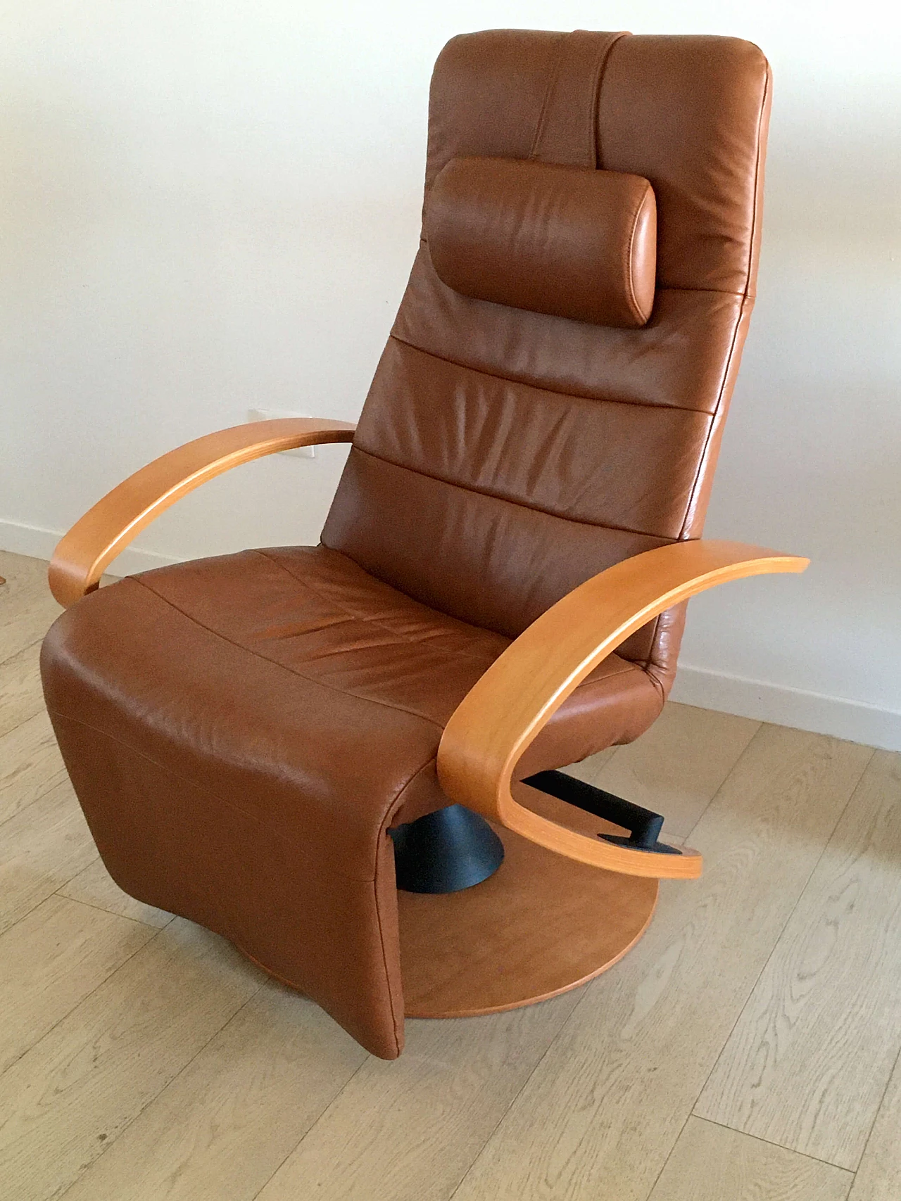 Zero Gravity leather relaxation armchair by Hjellegjerde 7