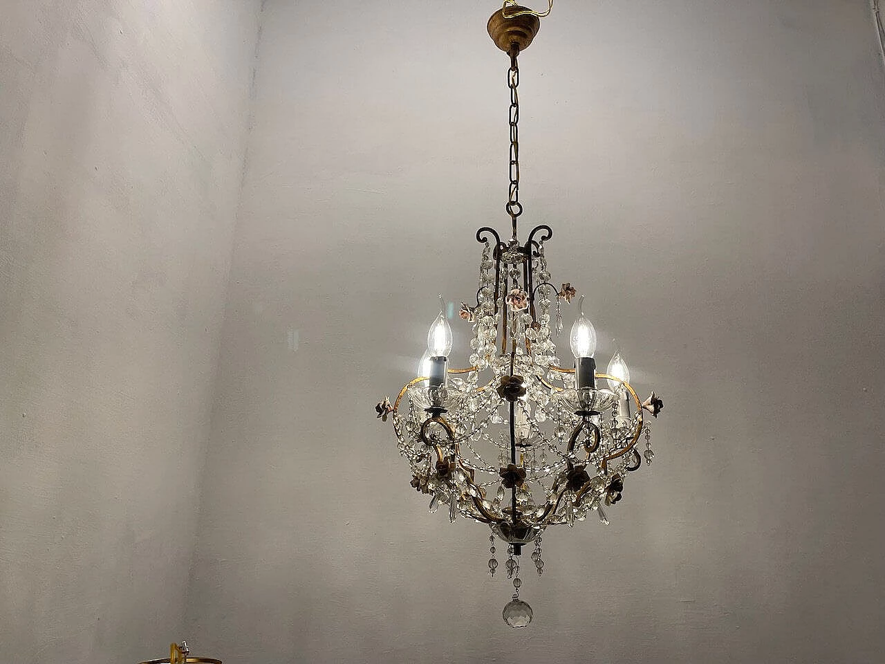 Lampadario in metallo dorato e cristallo con fiori in porcellana, anni '50 3
