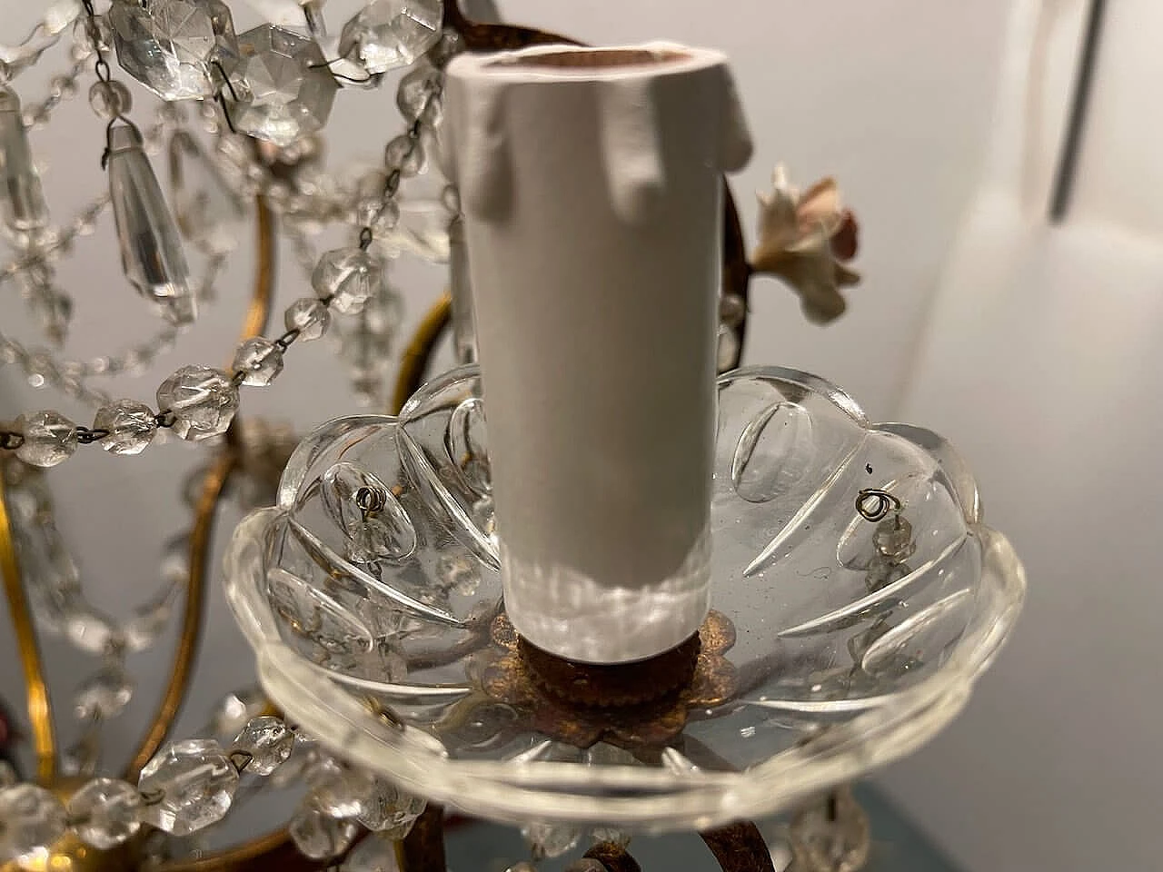 Lampadario in metallo dorato e cristallo con fiori in porcellana, anni '50 8