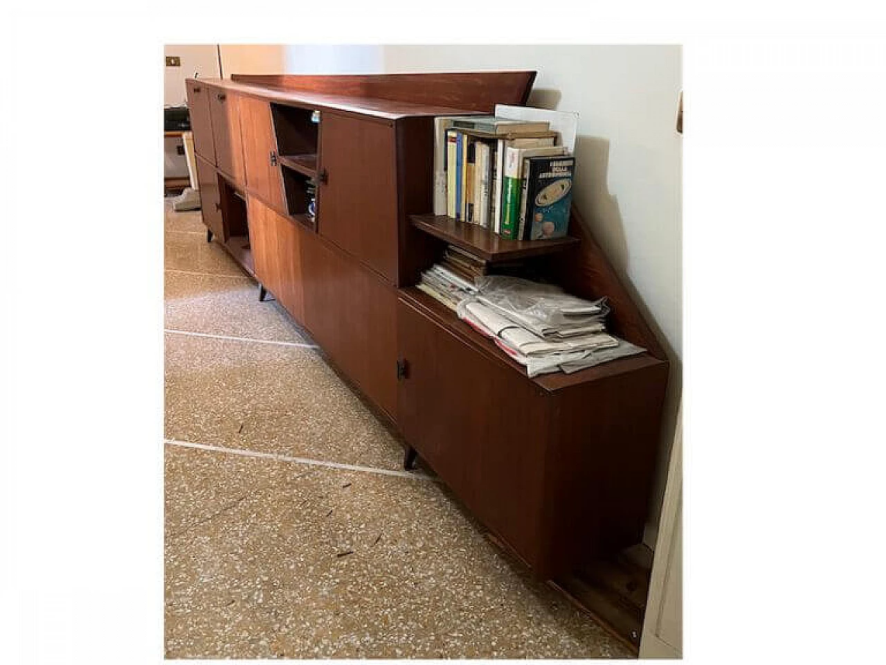 Credenza in noce massello con mensole a giorno, anni '70 1