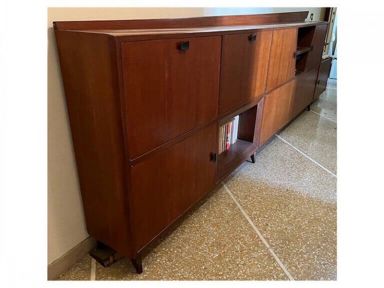 Credenza in noce massello con mensole a giorno, anni '70 3