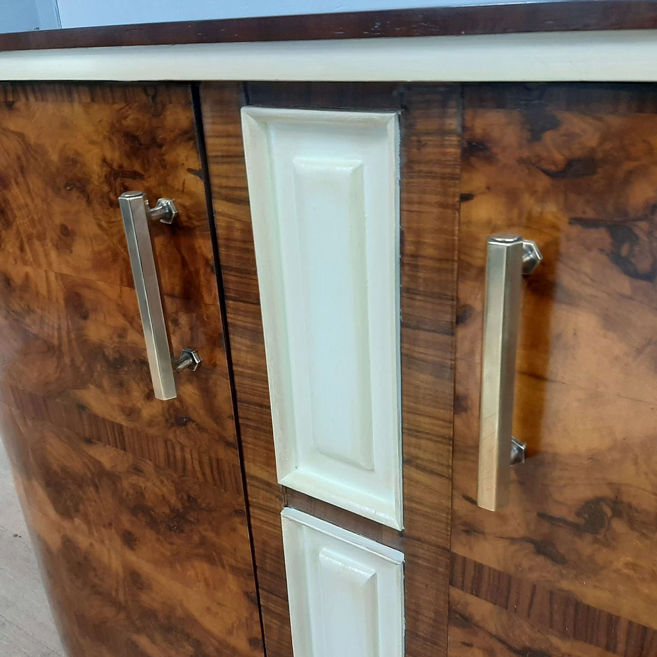 Credenza Art Déco in noce e radica di noce con parti laccate, anni '40 4