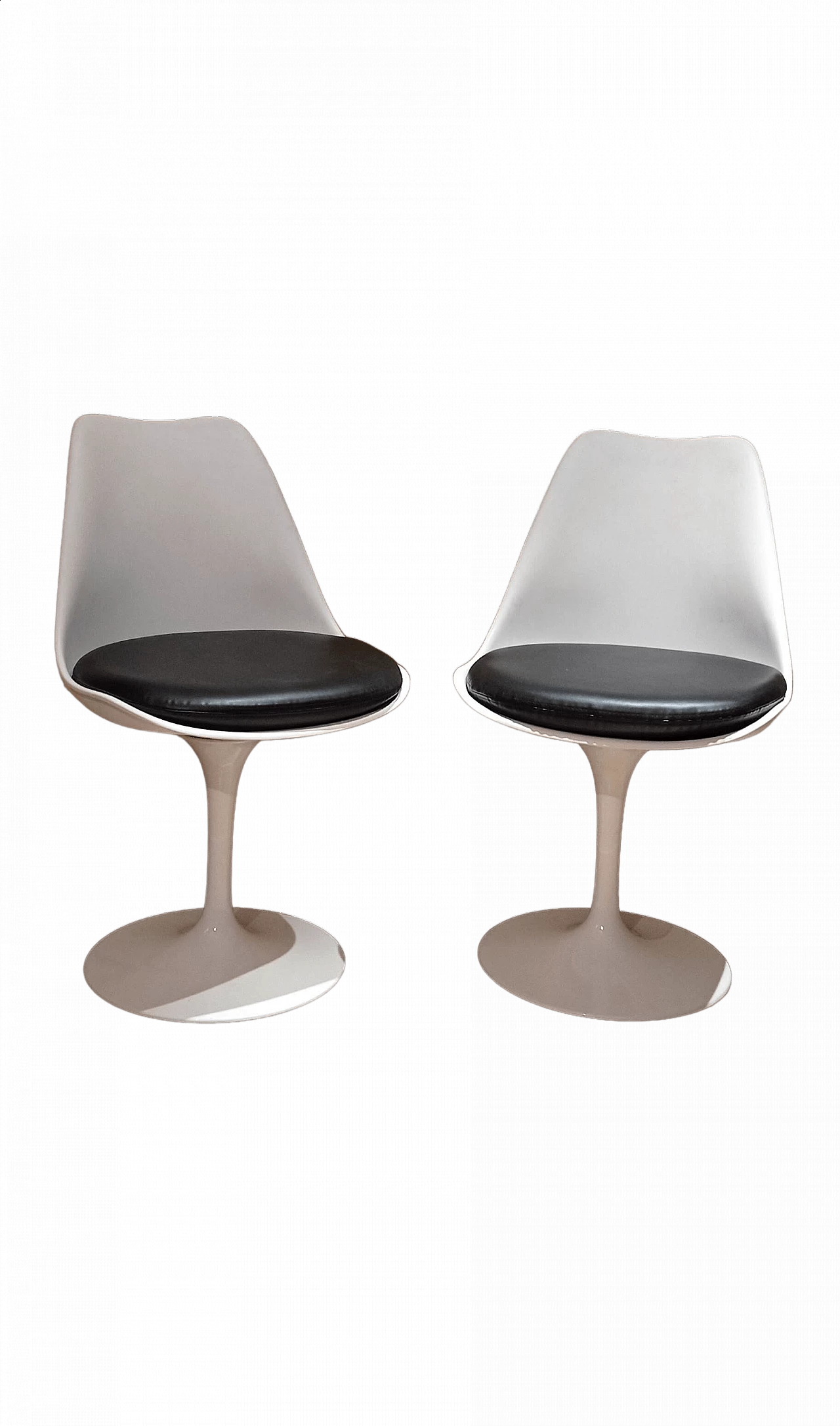 Pair of white Tulip 769-S chairs with black leather cushion by Eero Saarinen for Alivar, 1990s 121