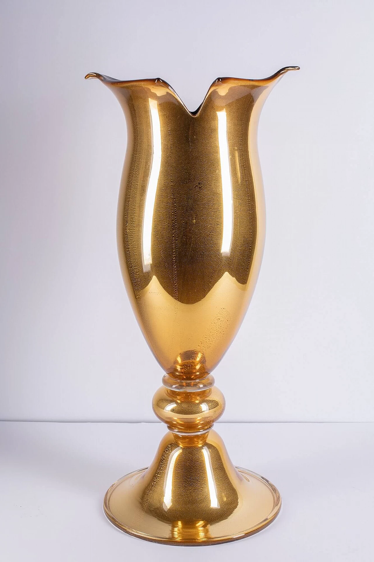 Murano glass vase blown with 24 kt gold leaf 1