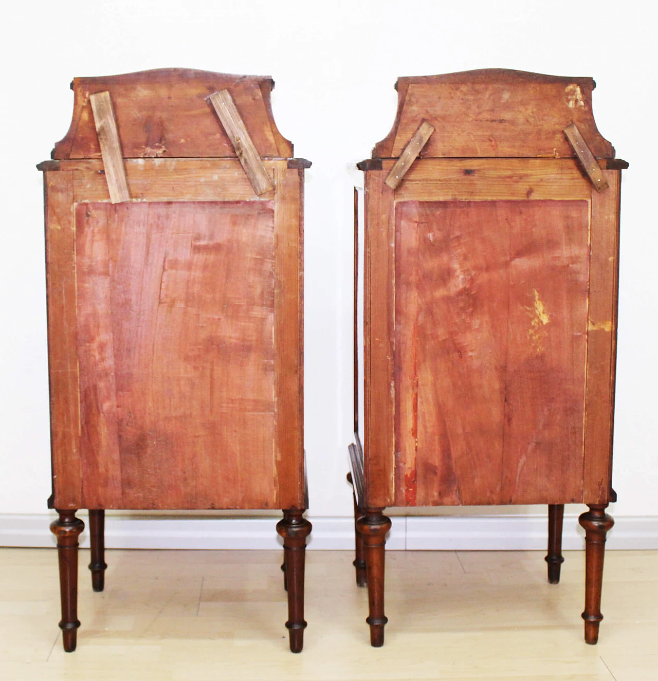 Pair of solid walnut bedside tables with inlays and pink marble top, 1920s 5