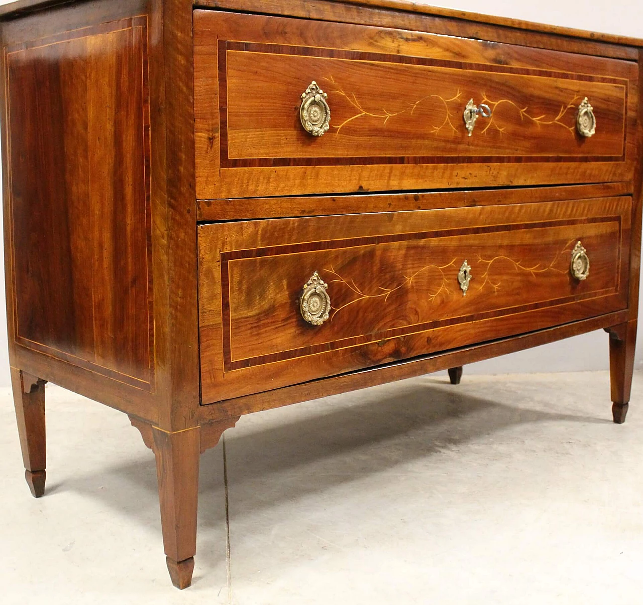 Louis XVI chest of drawers in inlaid walnut, 1700s 2