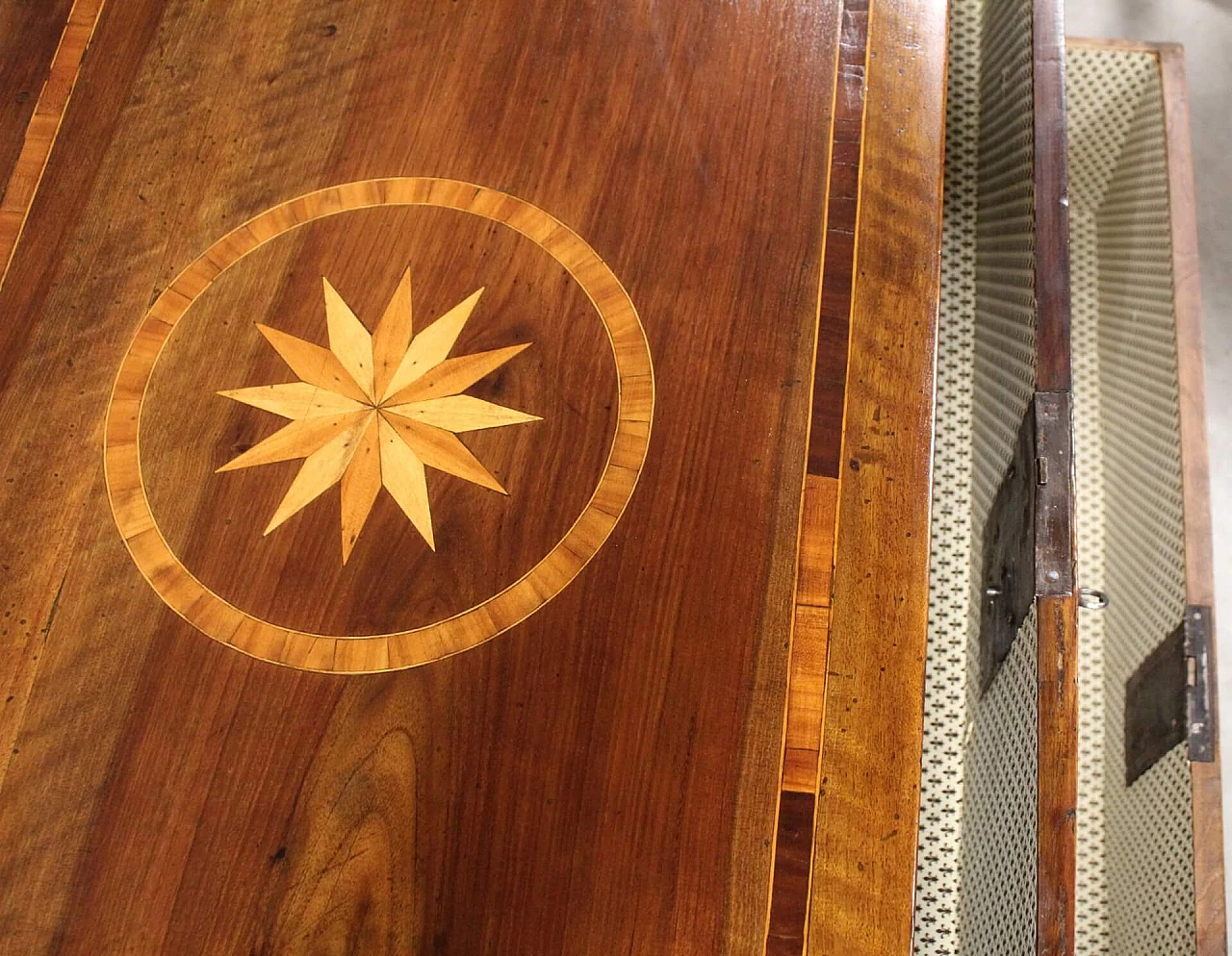 Cassettone Luigi XVI in noce intarsiato, '700 6