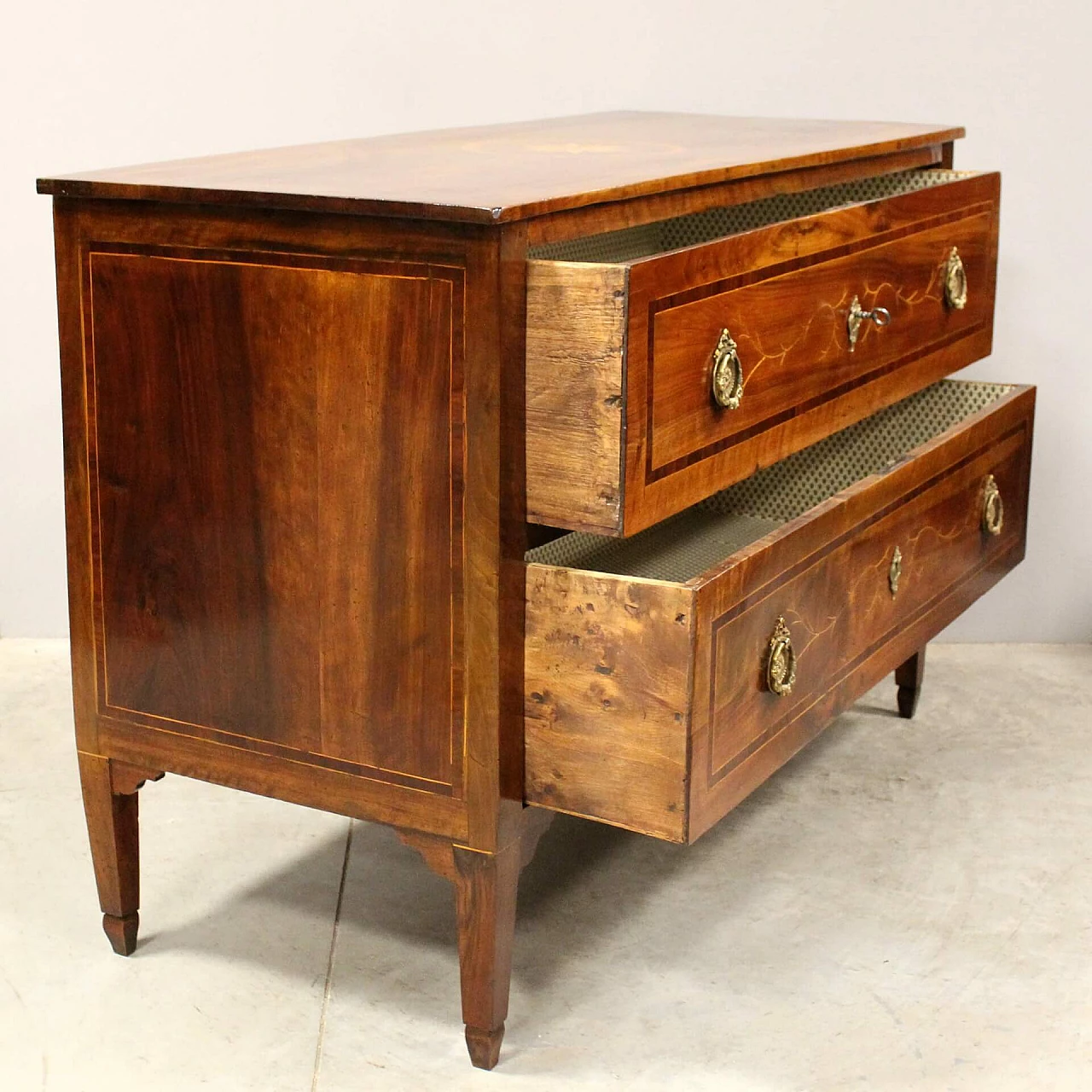 Louis XVI chest of drawers in inlaid walnut, 1700s 8