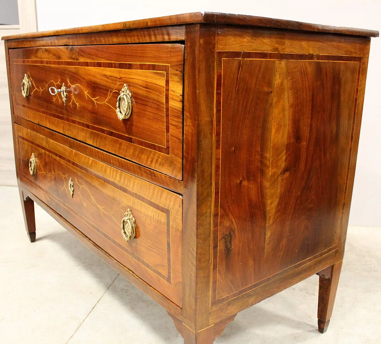 Louis XVI chest of drawers in inlaid walnut, 1700s 9