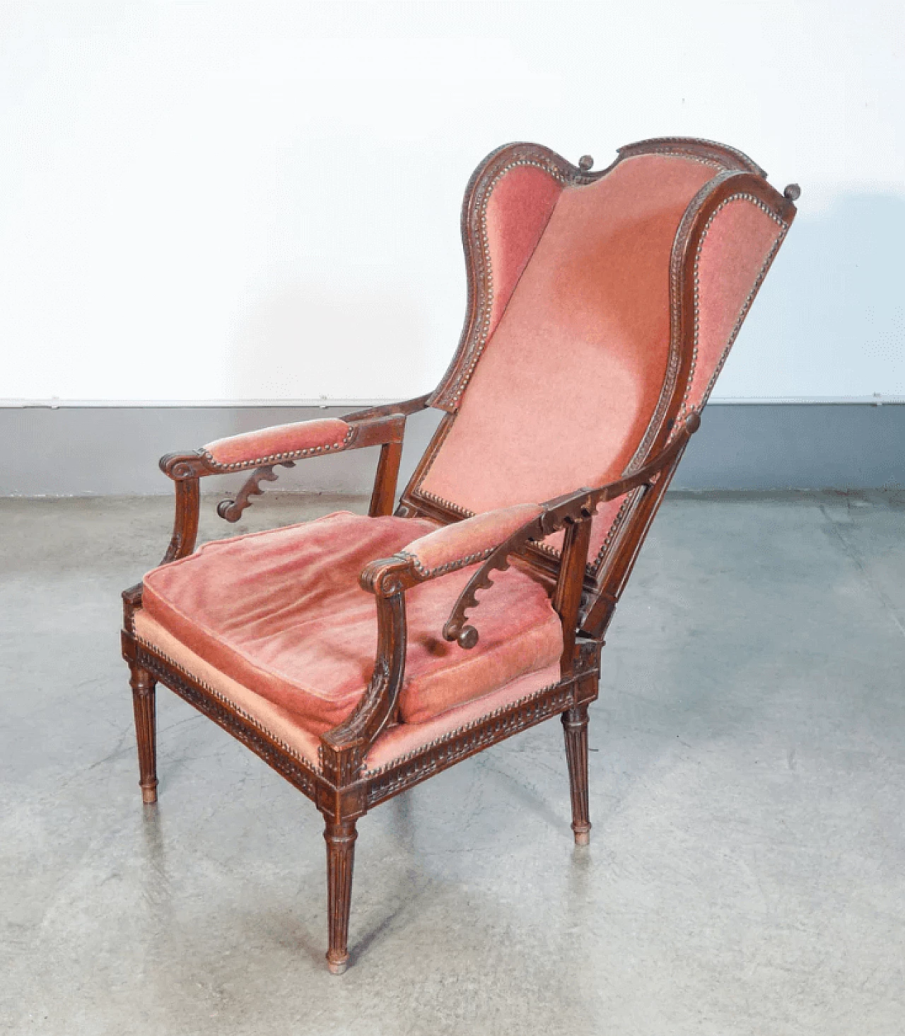 Walnut reclining armchair, 18th century 2