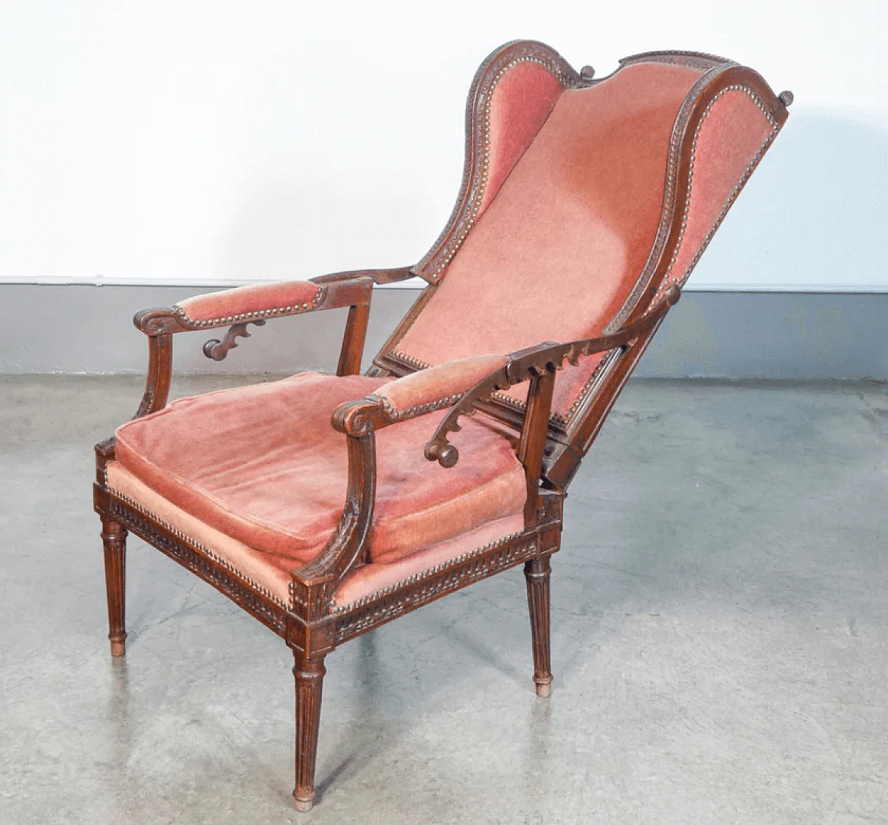 Walnut reclining armchair, 18th century 3