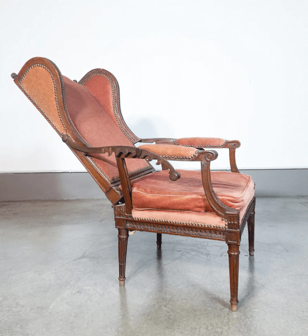 Walnut reclining armchair, 18th century 9