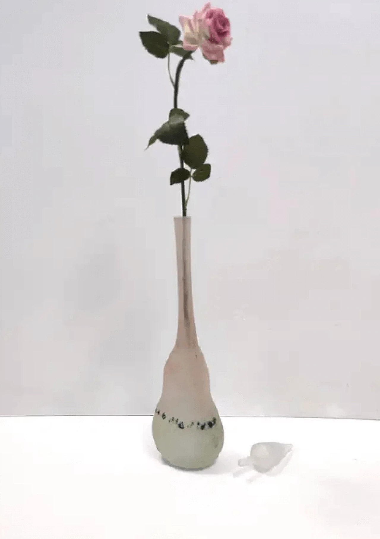 Bottiglia/vaso postmoderno in vetro Scavo fatto a mano da Luigi Mellara, anni '70 2