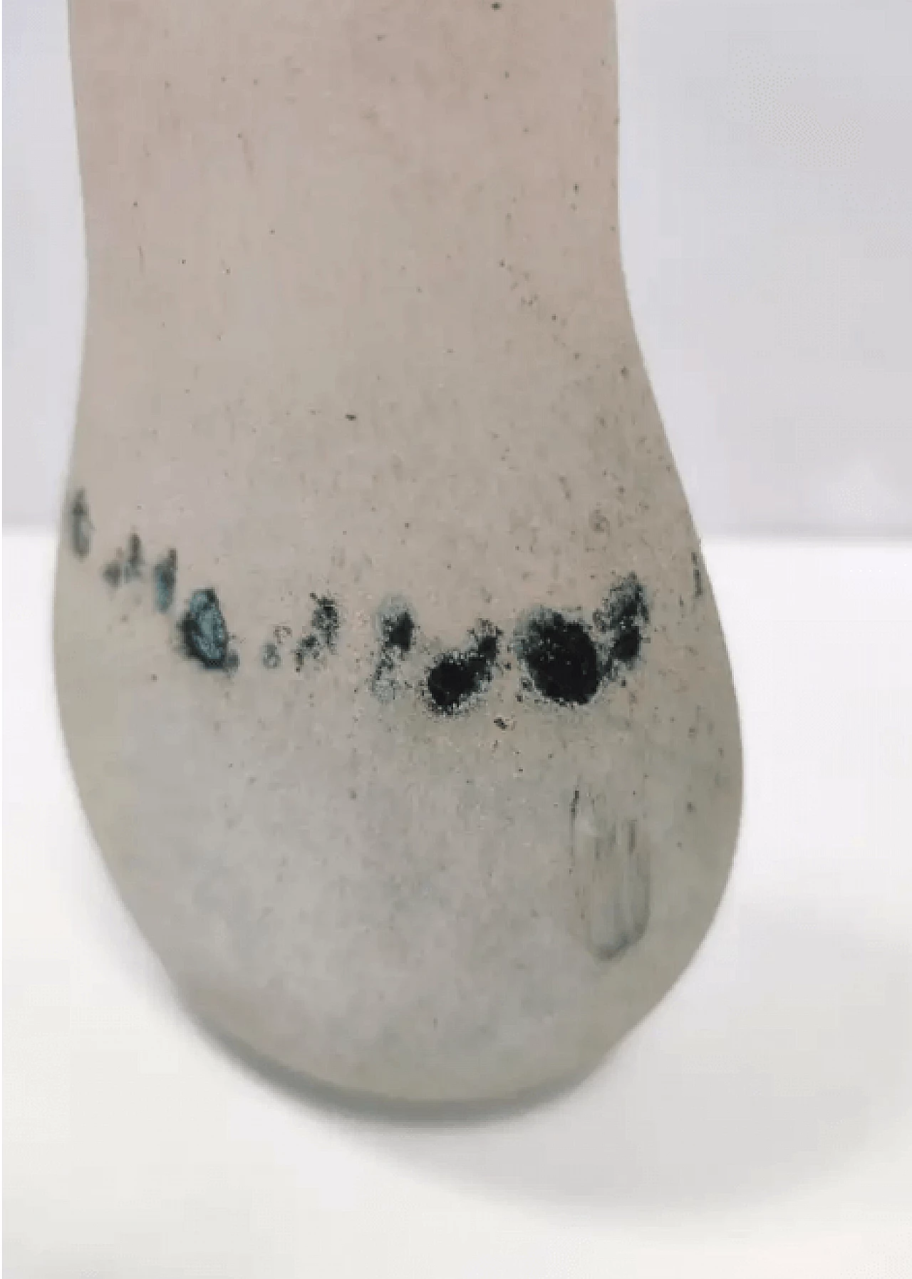 Bottiglia/vaso postmoderno in vetro Scavo fatto a mano da Luigi Mellara, anni '70 10