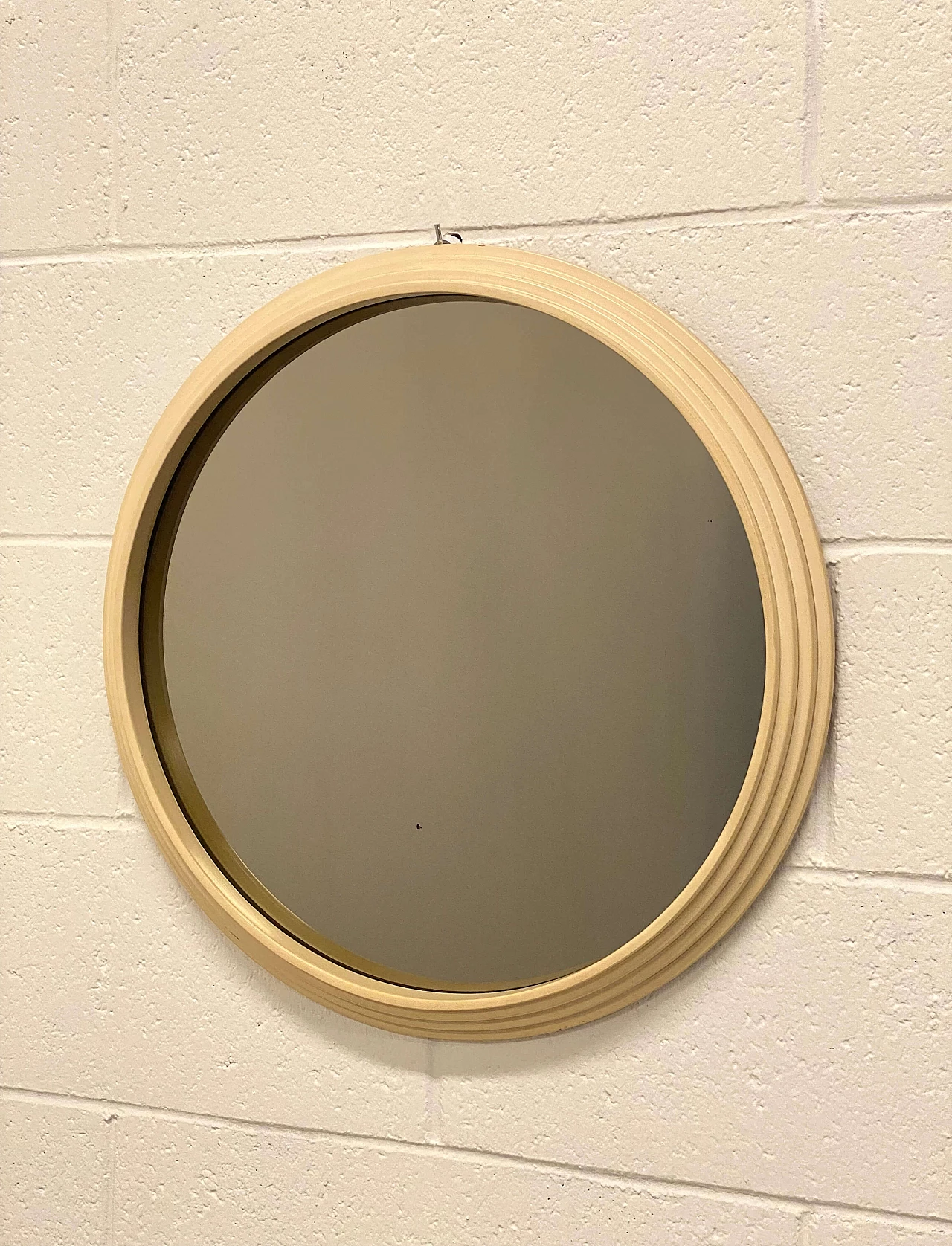 Space Age round ivory lacquered wood mirror, 1960s 4