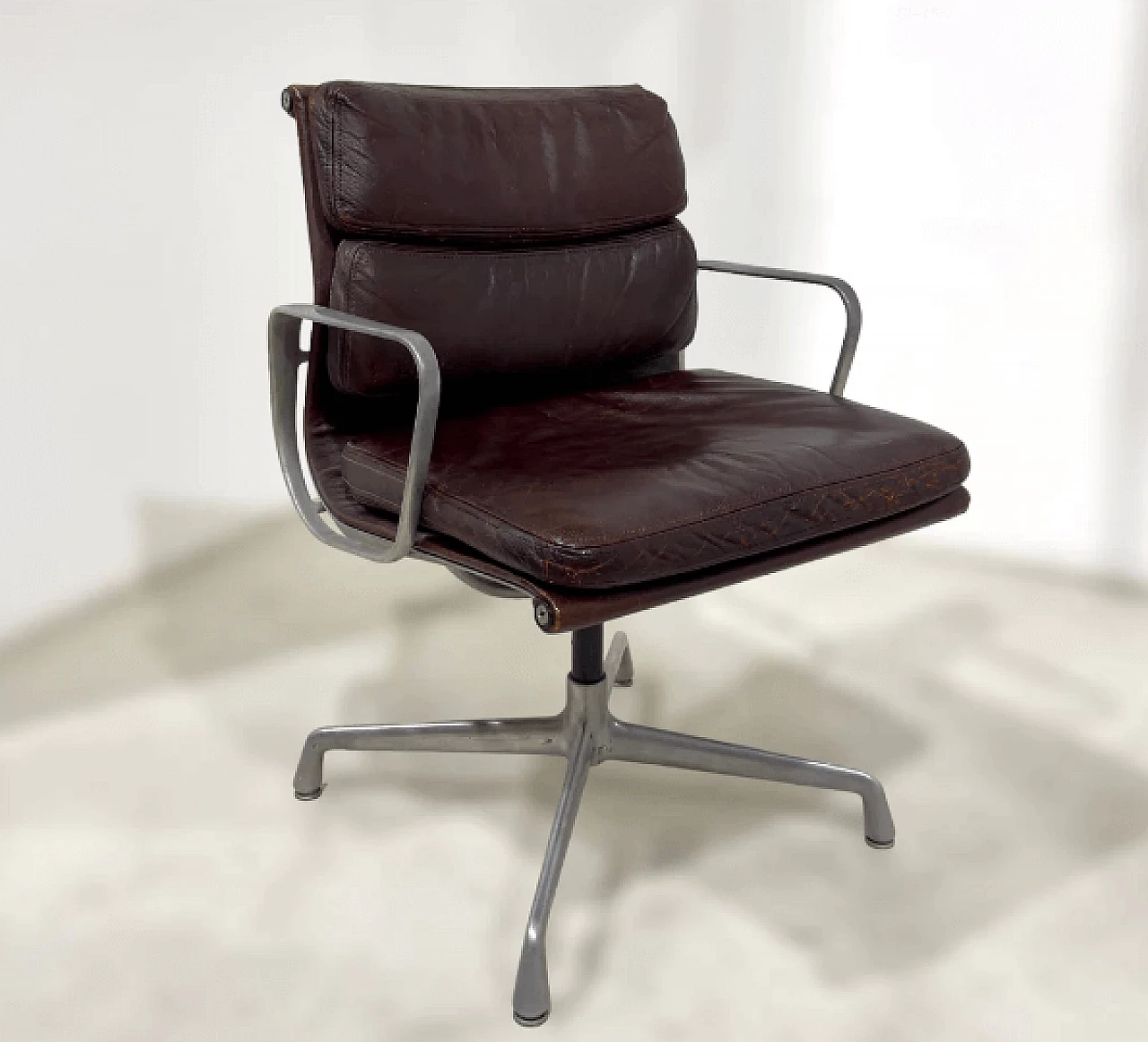 Poltrona Soft Pad EA 208 di Charles e Ray Eames per Herman Miller, anni '70 1