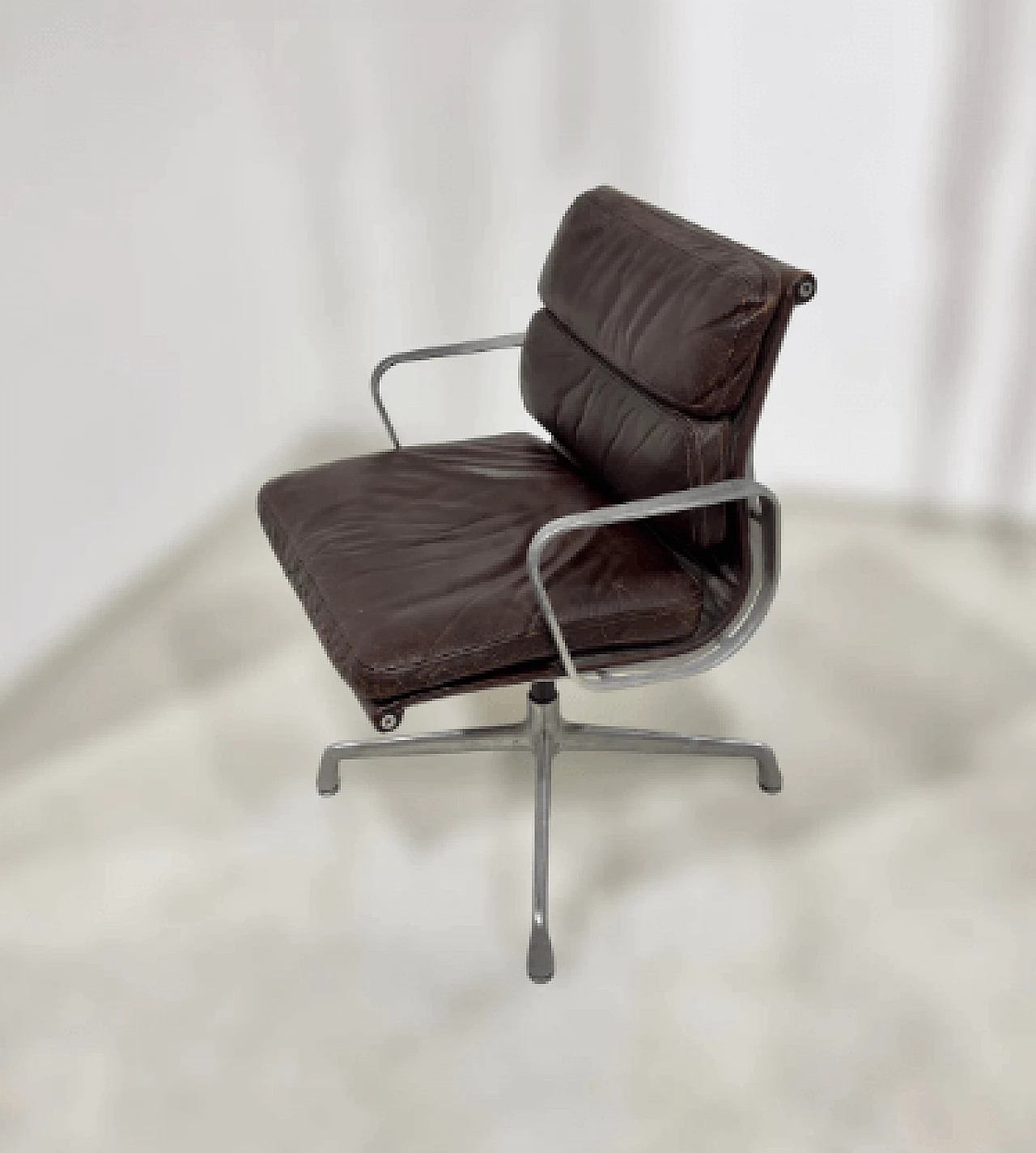 Poltrona Soft Pad EA 208 di Charles e Ray Eames per Herman Miller, anni '70 4