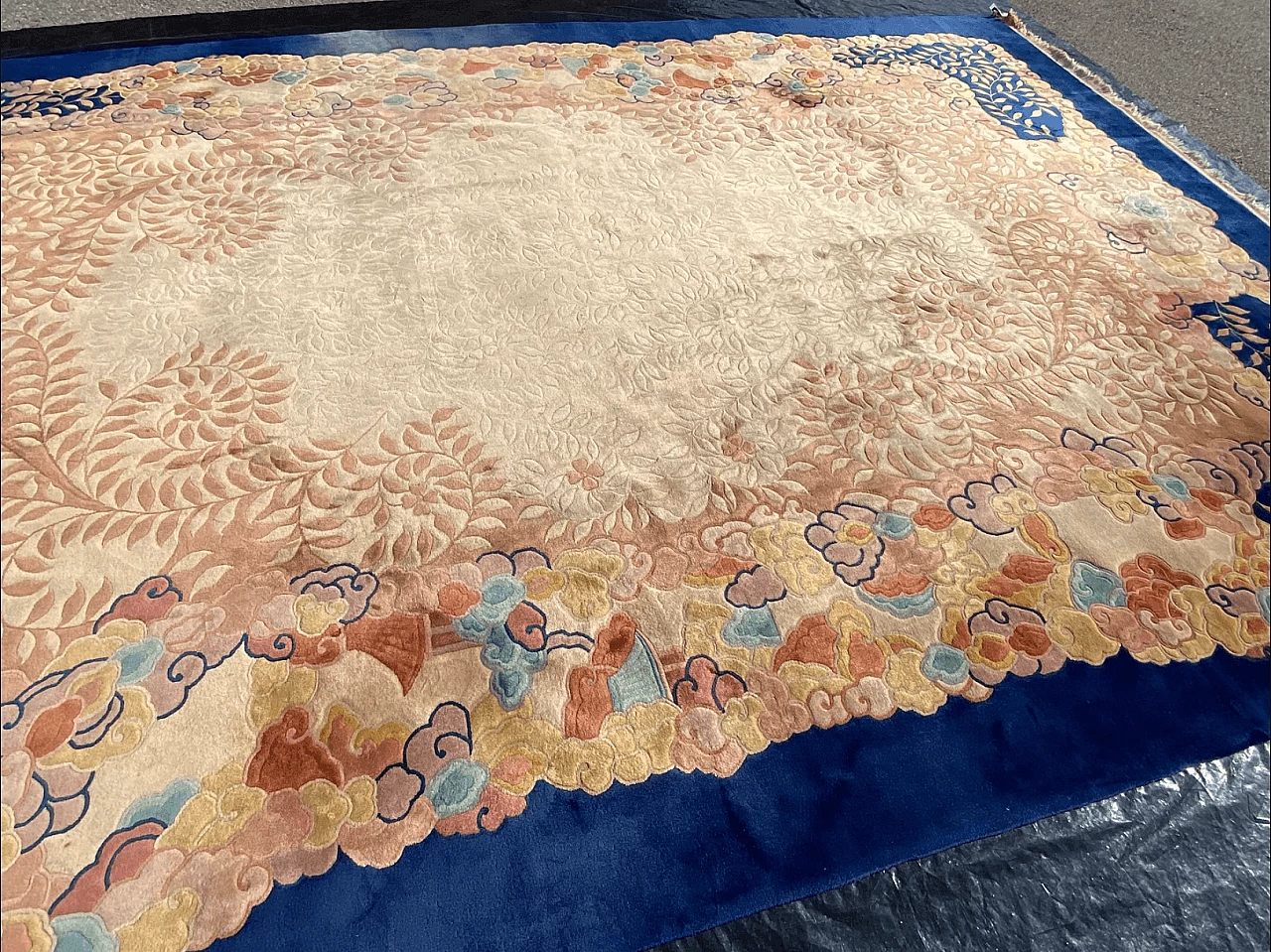 Tappeto cinese Art Déco floreale blu e avorio, anni '40 4