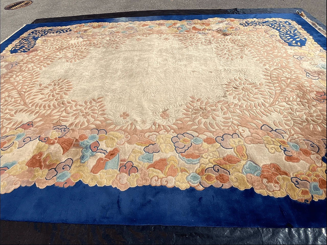 Tappeto cinese Art Déco floreale blu e avorio, anni '40 5
