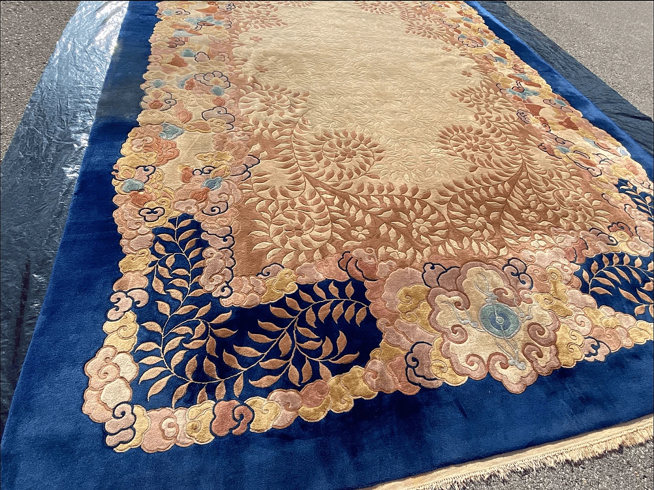 Tappeto cinese Art Déco floreale blu e avorio, anni '40 9