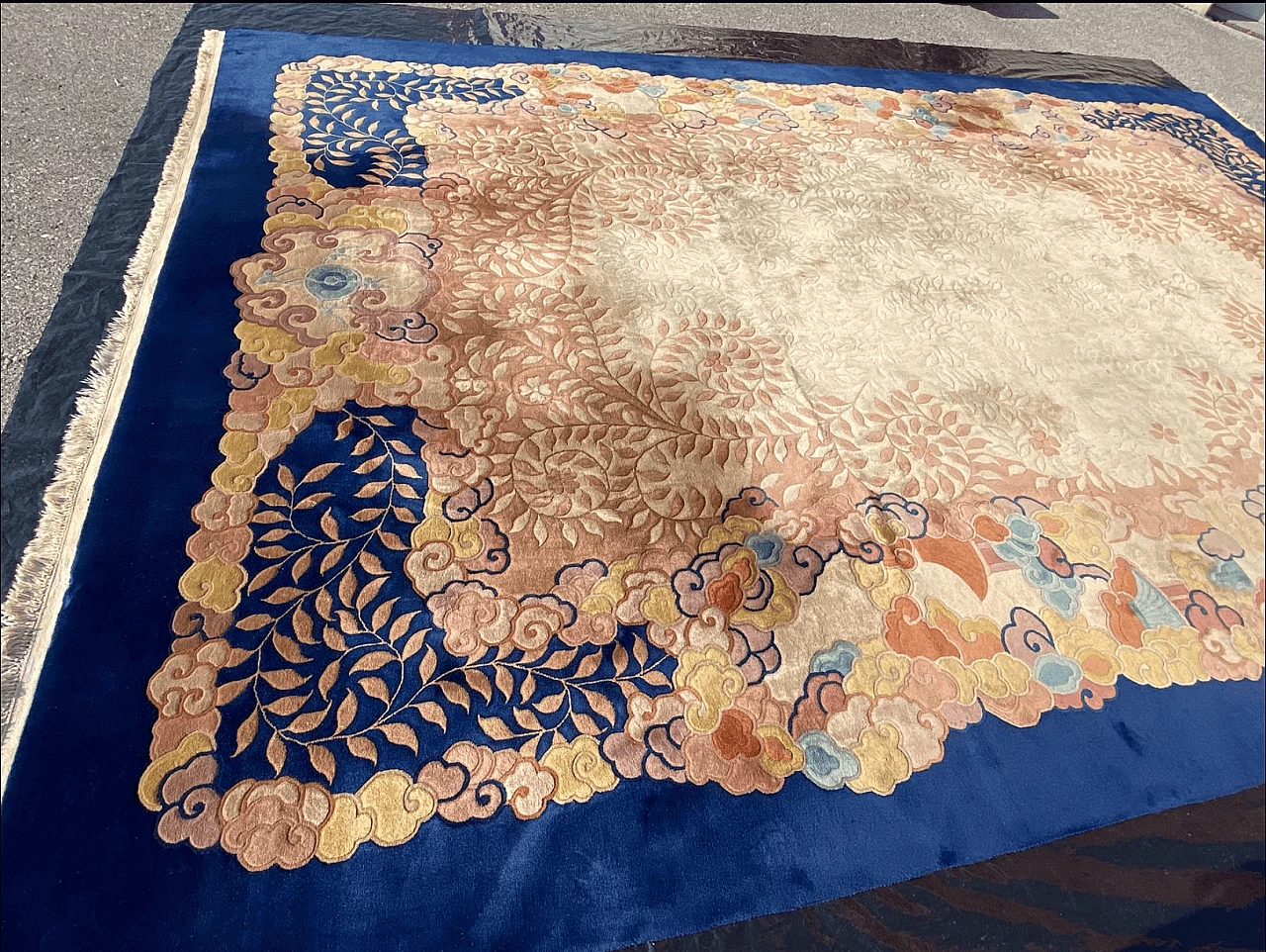 Tappeto cinese Art Déco floreale blu e avorio, anni '40 11