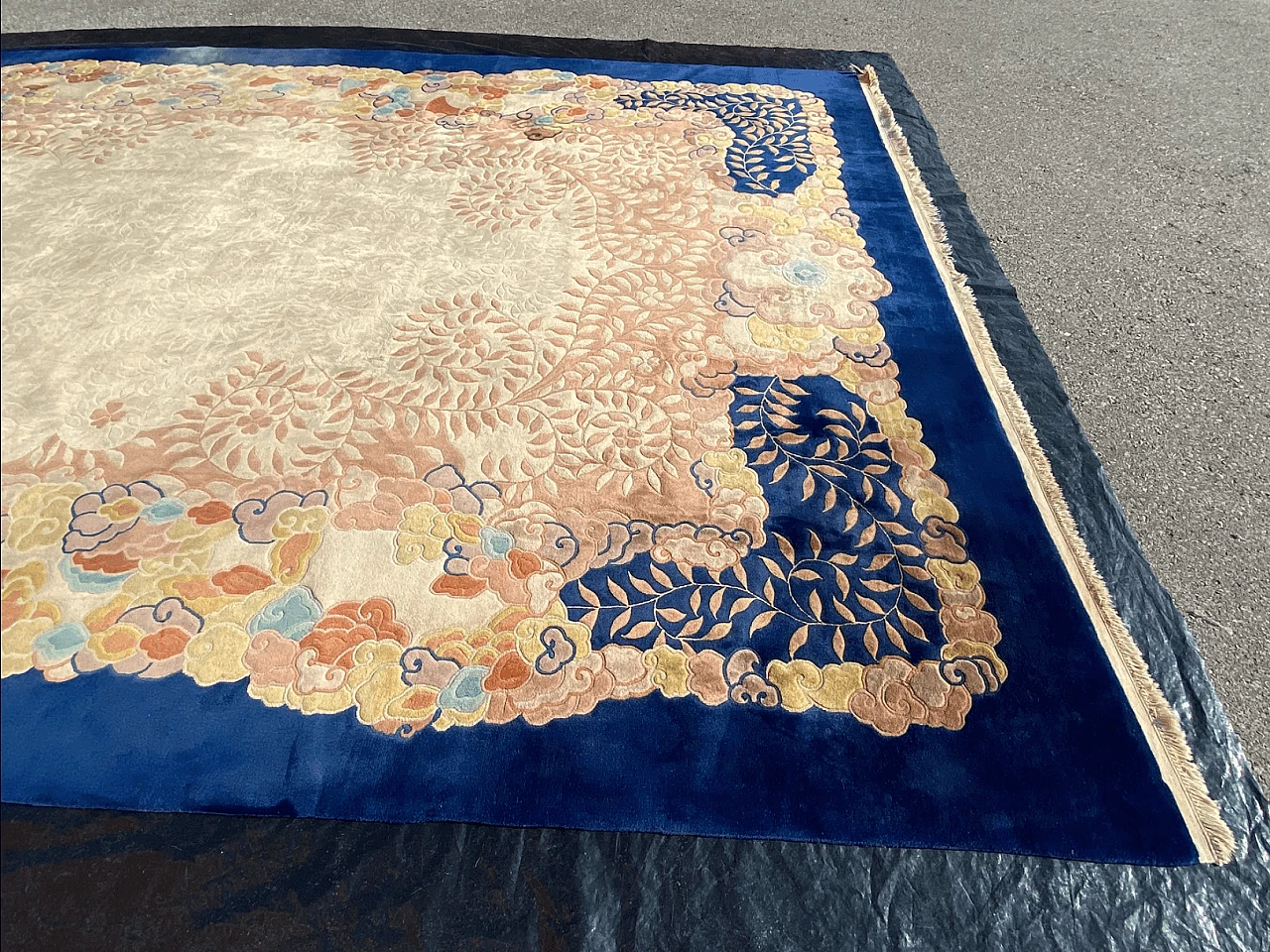 Tappeto cinese Art Déco floreale blu e avorio, anni '40 12