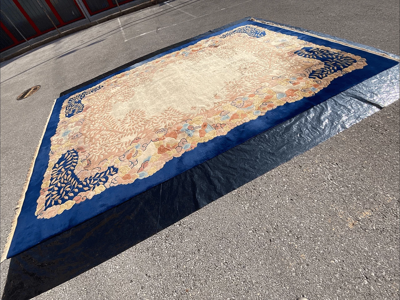 Tappeto cinese Art Déco floreale blu e avorio, anni '40 13