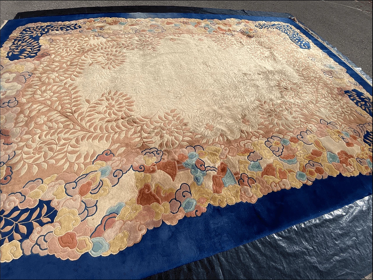 Tappeto cinese Art Déco floreale blu e avorio, anni '40 14